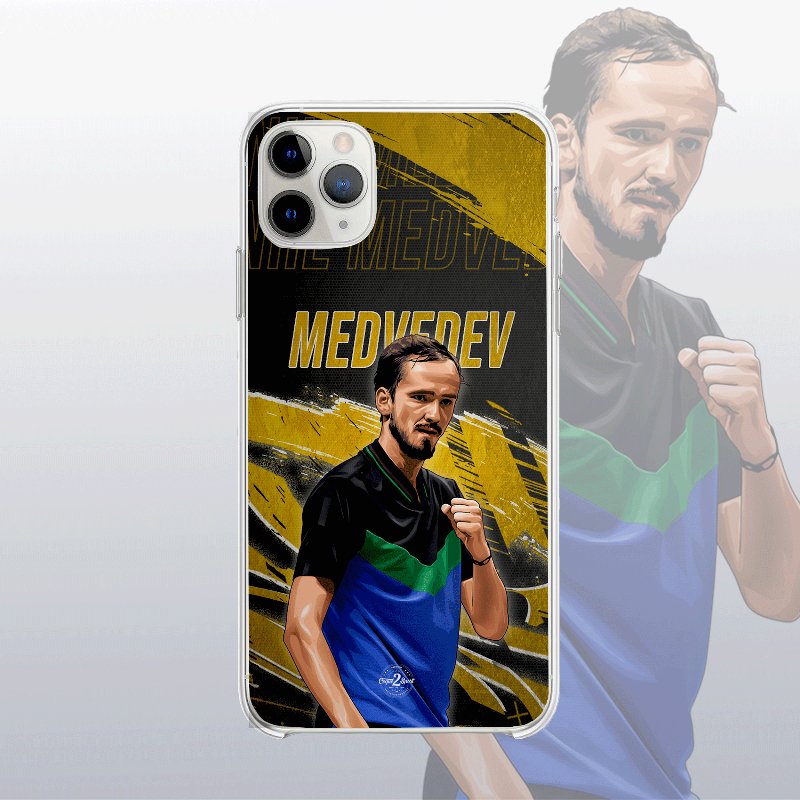Coque Daniil Medvedev Gold Edition avec fond légendaire, inspirée des cartes icônes, design élégant et puissant.