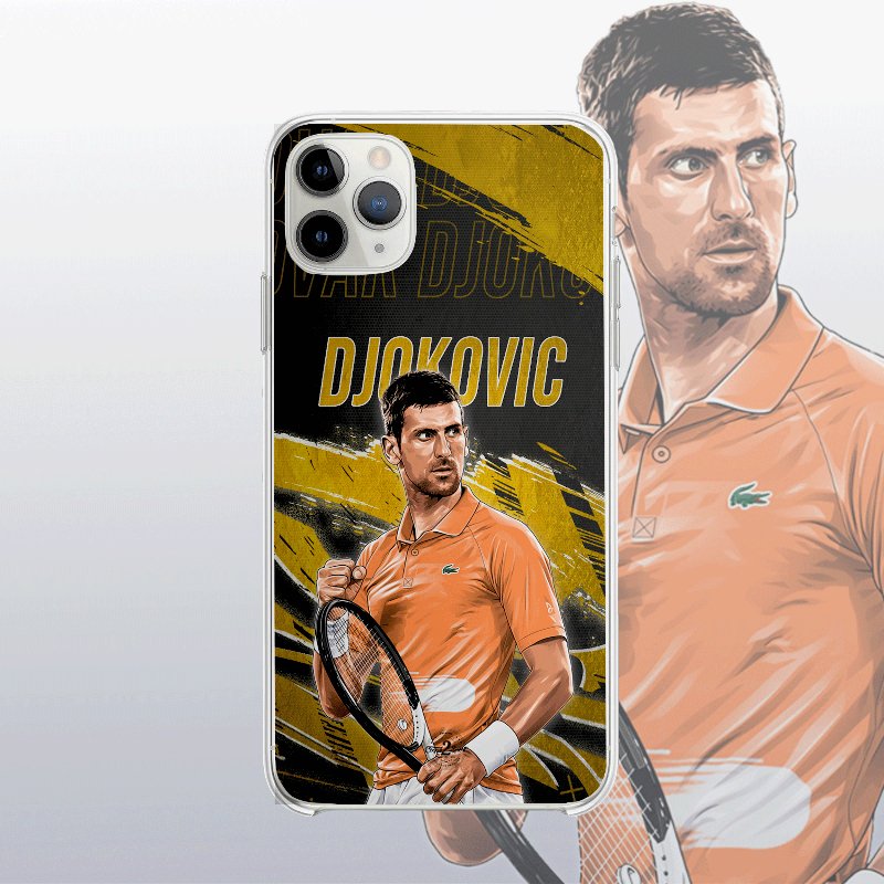 Coque Novak Djokovic Gold Edition (Roland-Garros) avec fond légendaire, inspirée de ses exploits à Paris.